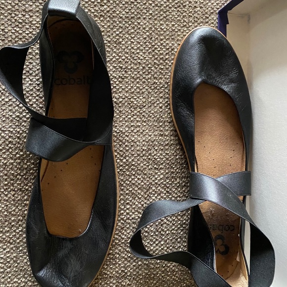 Black Leather Ballet Flats with crisscross straps - Picture 2 of 4